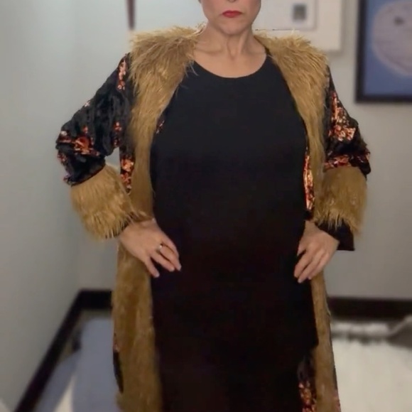 Jennafer Grace Penny Lane Faux Fur Trimmed, Lined, Long Coat, Velvet Print - Picture 5 of 7